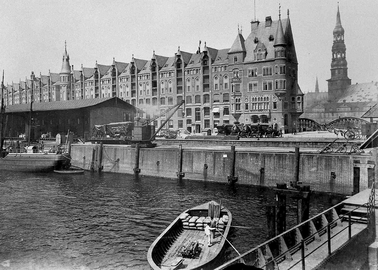 Hamburg-Altstadt, Sandtorkai: HLFG Sitz und Kaffeebörse im Hintergrund St. Katharinen, ca. 1890. © Bildarchiv Denkmalschutzamt Johann und Heinrich Hamann