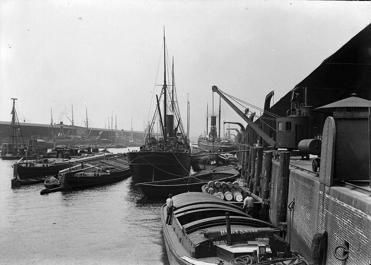 Baakenhafen, Versmannkai. Steamers & barges at the quay. Petersenkai on the left. © Picture Archive Monument Protection Office, Johann and Heinrich Hamann