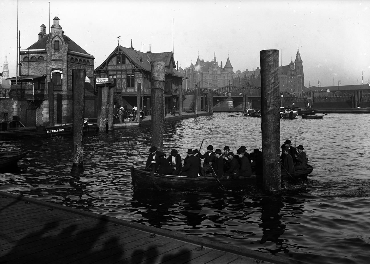 Roosen bridge. Shipyard workers returning in the boat. In the background, Speicherstadt, Block A and Block J. Picture archive Monument Protection Office, Johann and Heinrich Hamann.