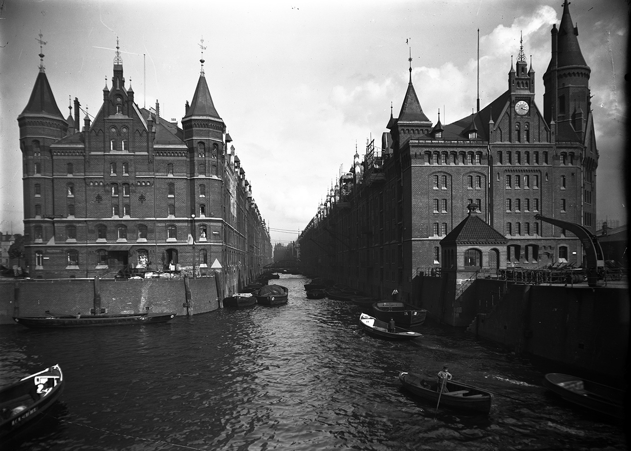 Kehrwiederfleet from Wilhelminenbrücke. Left side storage blocks A, B, C, Kehrwiedersteg, behind them block D. Right side block J with clock in the gable. © Picture archive Monument Protection Office - Anonymus