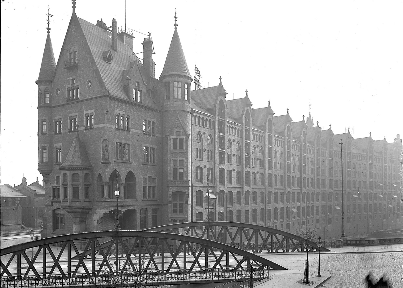 Warehouse at Sandtorkai, in the foreground the Kannengießerort bridge. © Picture archive Monument Protection Office - anonymus