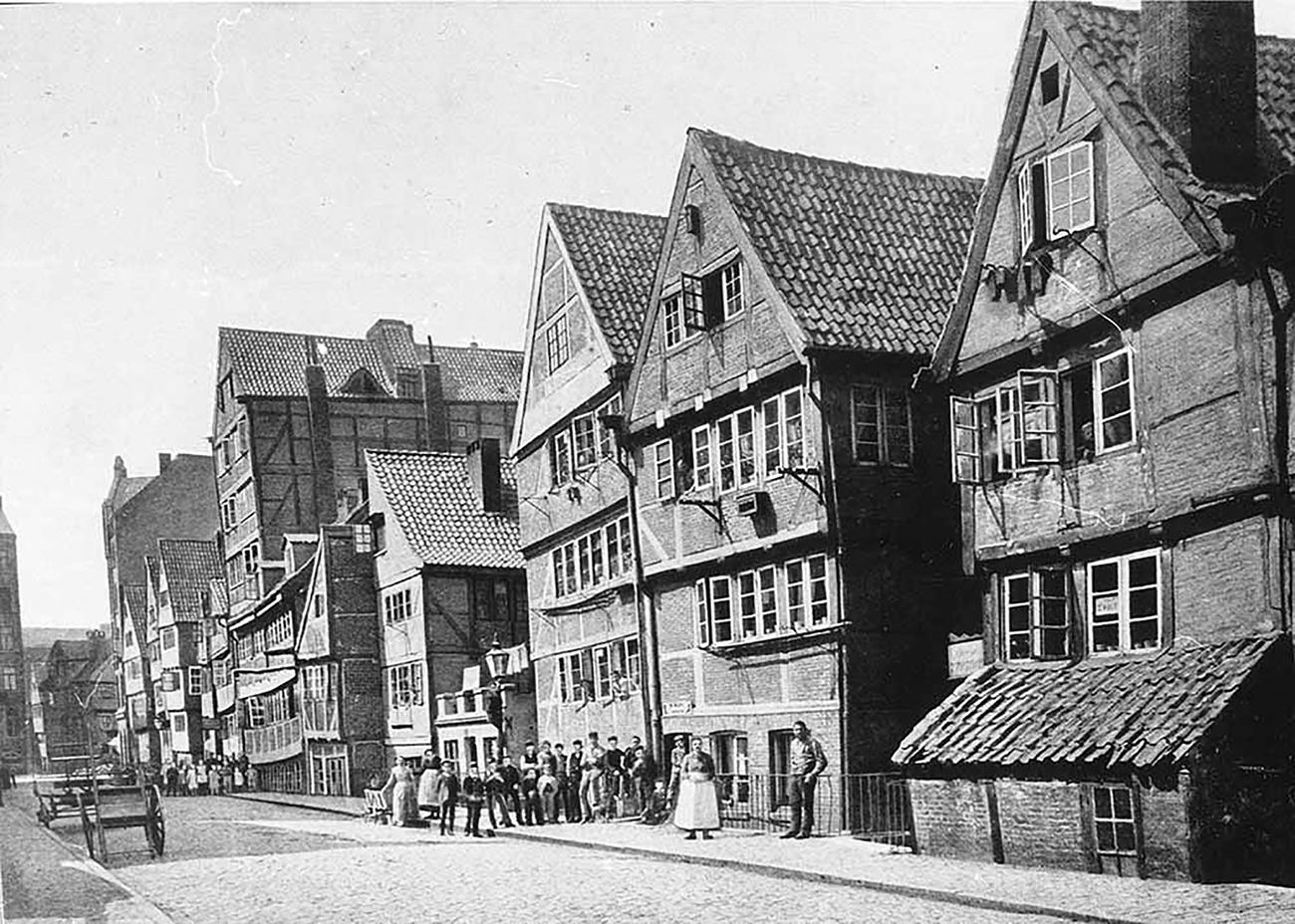 The old residential buildings on Brooksgraben. Starting in 1883, the residential neighborhoods on the Elbe islands of Kehrwieder and Wandrahm were demolished to make way for Speicherstadt. About 20,000 people were forcibly relocated and about 1,100 houses were demolished. © BKM