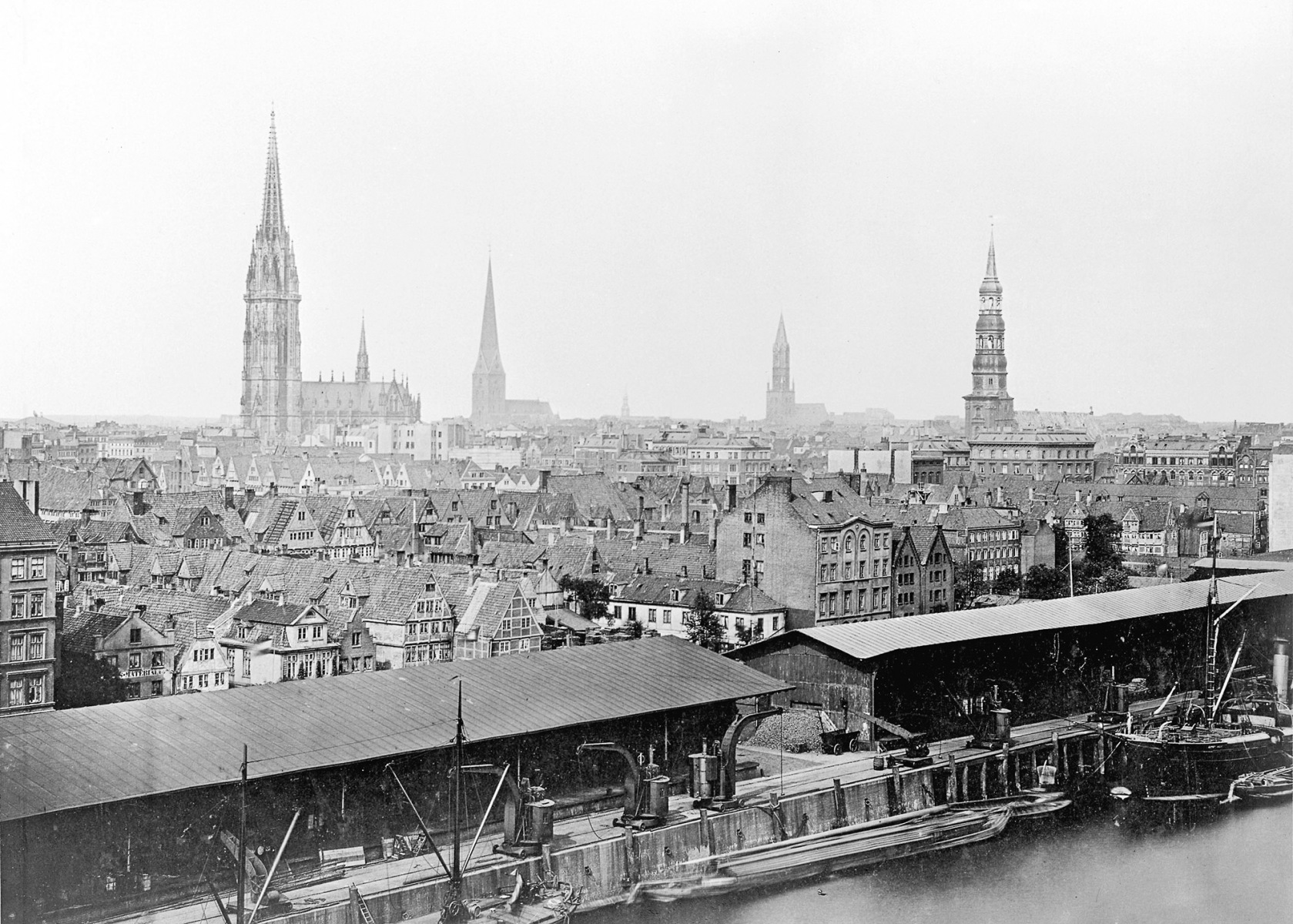 Hamburg around 1880. View over Brooks Island and over the city from Kaiserkai. The area of the Speicherstadt before demolition. In the background, St. Nicolai, St. Petri, St. Jacobi and the Katharinenkireche (from left to right) © Picture archive Monument Protection Office - Anonymus