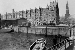 Hamburg-Altstadt, Sandtorkai: HLFG Sitz und Kaffeebörse im Hintergrund St. Katharinen, ca. 1890. © Bildarchiv Denkmalschutzamt Johann und Heinrich Hamann