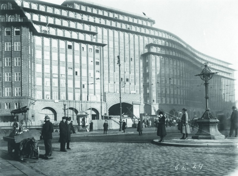 Auf dem Vorplatz des Chilehauses ca. 1924. © Union Investment