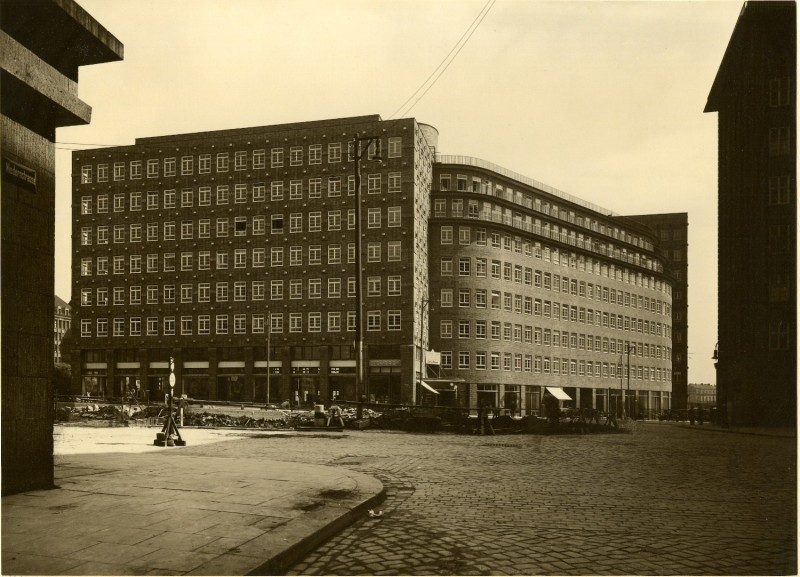 Sprinkenhof vom Niedernstraße. Pflasterung Bruchardplatz ca 1933. Public Domain Hamburger Architekturarchiv
