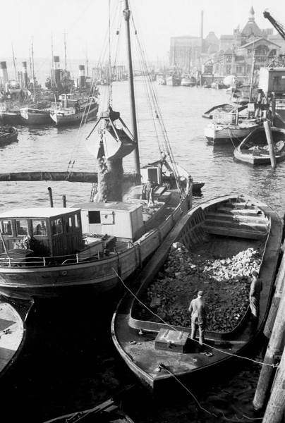 Rubble barges, St. Pauli fish market 1947. © Picture archive Monument Protection Office - Germin