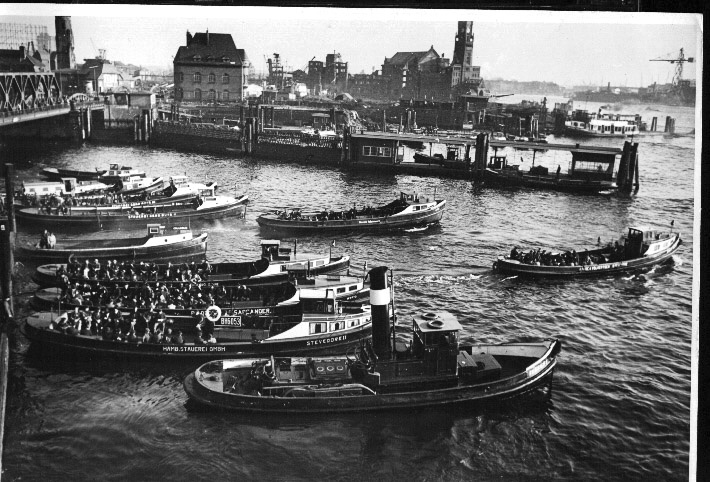 Harbour launches take off from Baumwall to bring workers to their workplaces. Hamburg-Neustadt, Baumwall, Kehrwiederspitze. © Picture Archive Monument Protection Office - Erich Andres