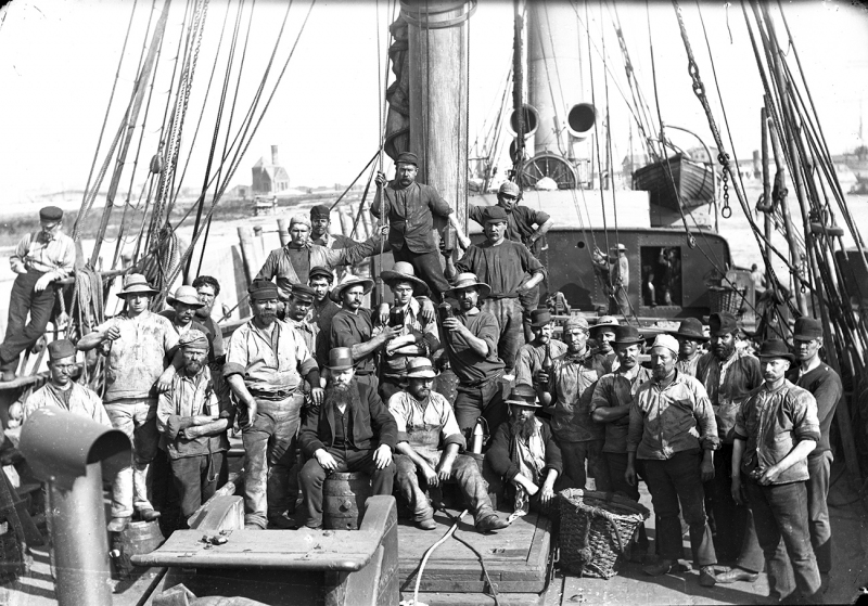 Typical black stevedores with their viziers 1899 © Picture archive of the Monument Protection Office - Johann and Heinrich Hamann