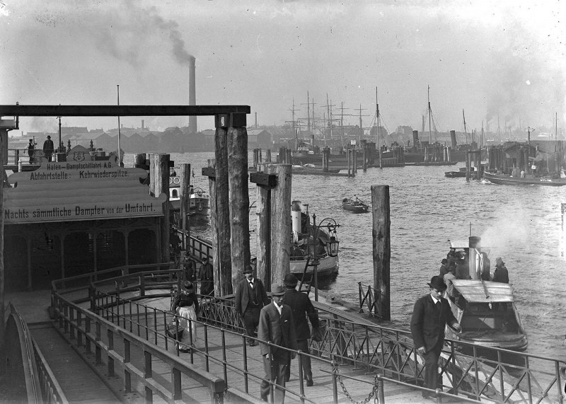 Departure point Kehrwiederspitze, view of Niederhafen and the Elbe. © Picture Archive Monument Protection Office - Johann and Heinrich Hamann