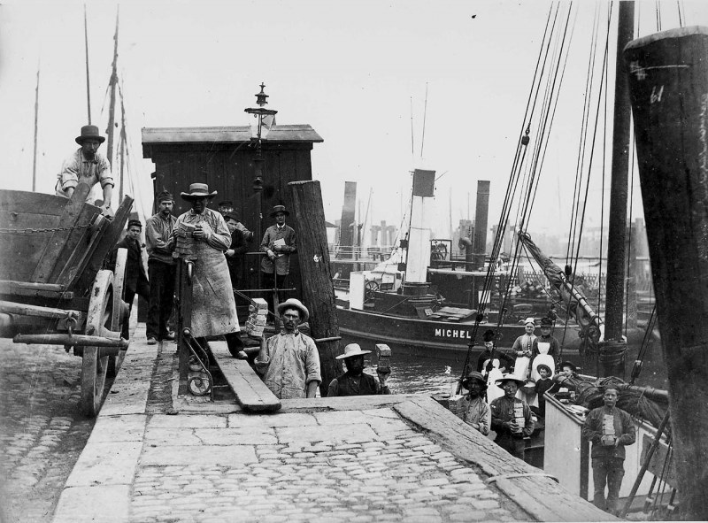 Loading bricks from the ship onto the wagon. © Picture Archive Monument Protection Office - Johann and Heinrich Hamann