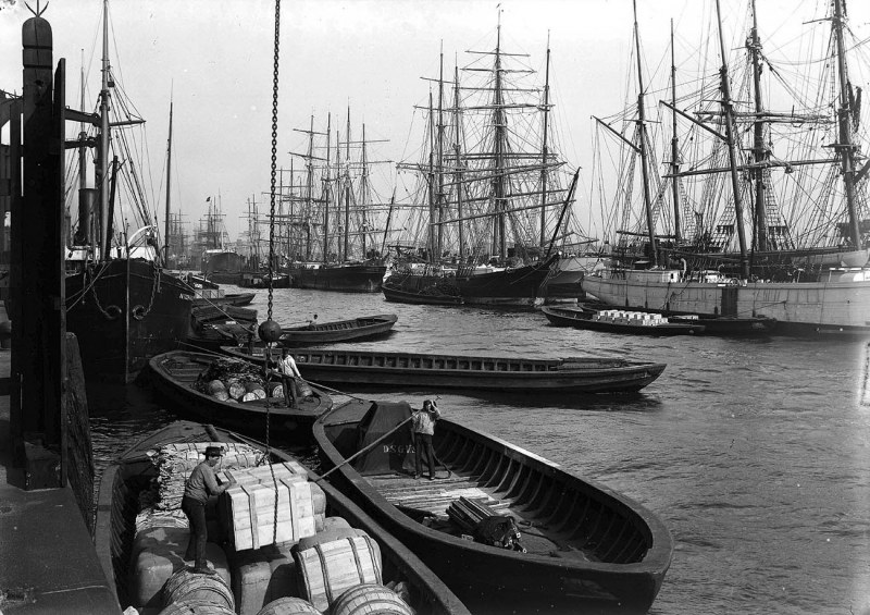 Hamburg-Klostertor, Kirchenpauerkai: Taking on general cargo for the sailing ships. 1899 © Picture Archive Monument Protection Office, Johann Hamann