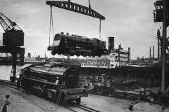 Lokomotiven werden per Kran auf ein Schiff verladen. Hamburg-Steinwerder; Ellerholzhafen. 1954 © Bildarchiv Denkmalschutzamt - Erich Andres