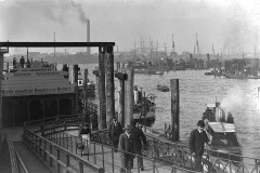 Departure point Kehrwiederspitze, view of Niederhafen and the Elbe. © Picture Archive Monument Protection Office - Johann and Heinrich Hamann