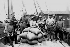 Stevedores with rice sacks on deck. © Picture Archive Monument Protection Office - Johann and Heinrich Hamann