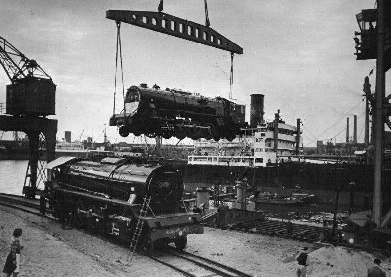 Lokomotiven werden mit dem Kran auf ein Schiff verladen. Hamburg-Steinwerder; Ellerholzhafen. 1954 © Bildarchiv Denkmalschutzamt - Erich Andres