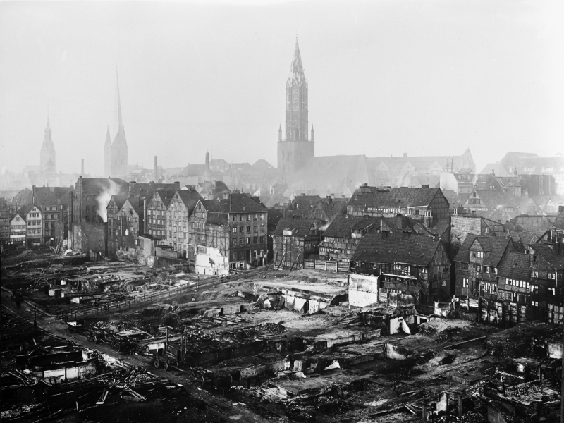 Blick auf den Abbruch im Bereich des zukünftigen Kontorhausviertels mit St. Jacobi im Hintergrund. Gemeinfrei