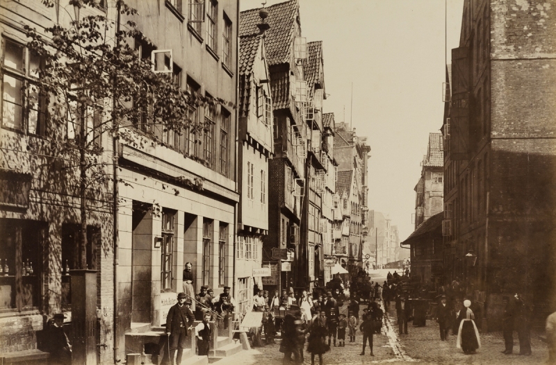 Auch die Straße Bei dem Zippelhaus wurde zu Hafenrandstraße ausgebaut. 1885 wurden die Häuser auf der rechten Seite abgerissen. MKG Georg Koppmann