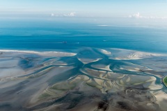 Luftbild von Scharhörn Nigehörn. Hier ist ein Vogelschutzgebiet. Man erkennt deutlich den Meeresboden. © Martin Elsen
