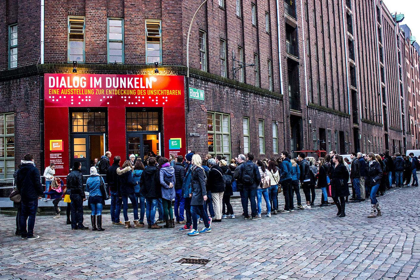 A long queue of tourists is waiting in front of the Dialoghaus