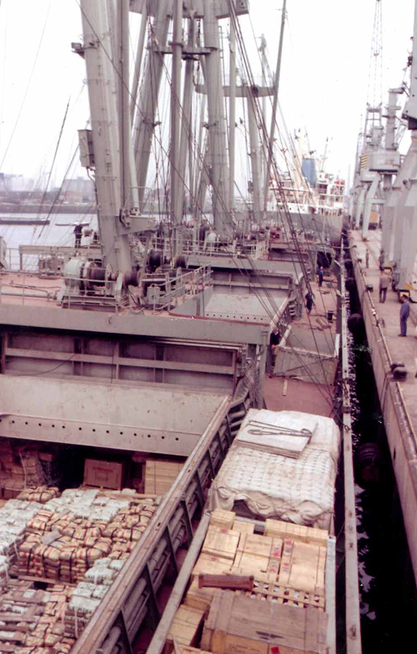 Stückgut-Schiff mit offener Ladeluke