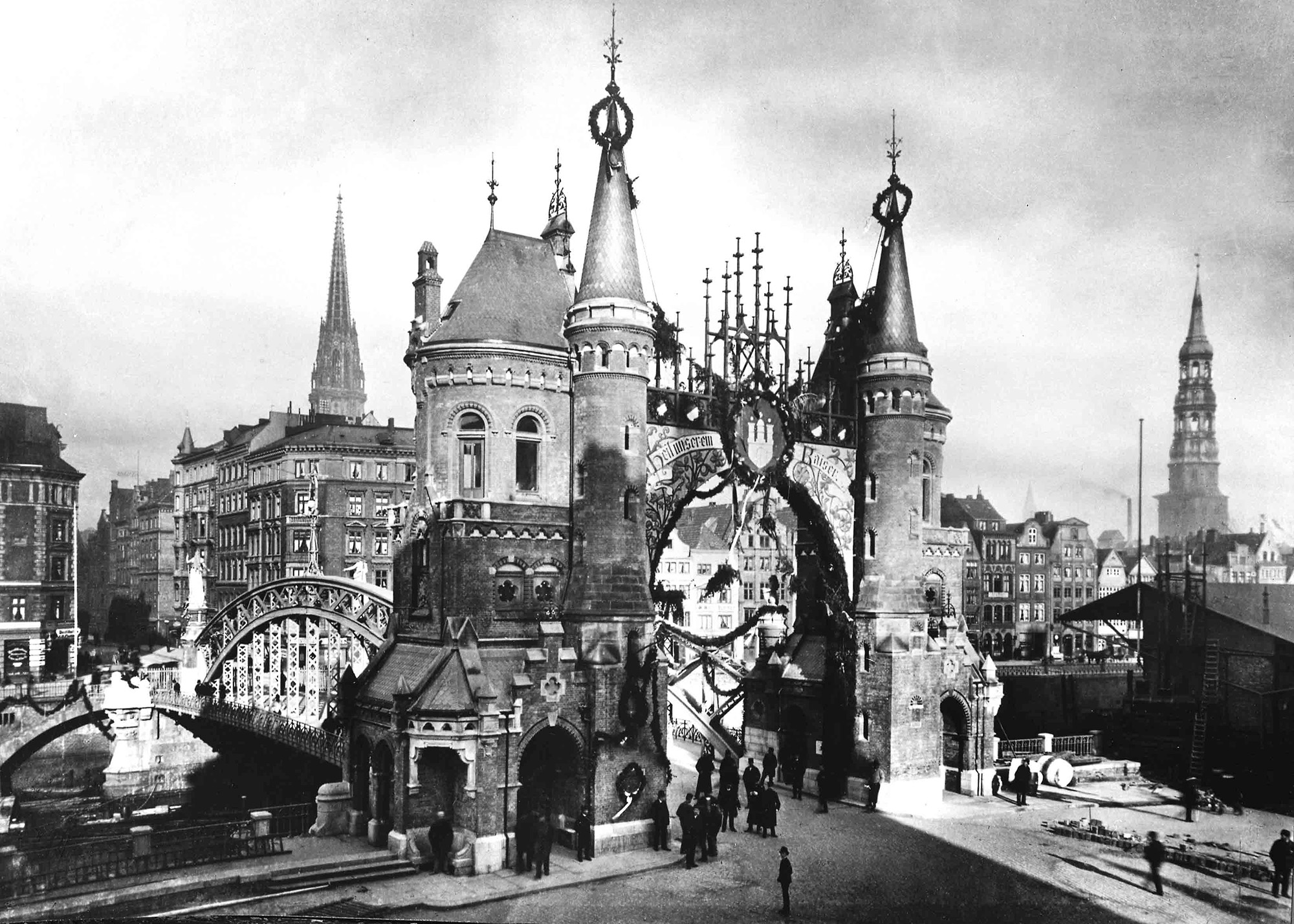 View of Brooks bridge. and Mattentwiete In the front Speicher D. In the background St. Nikolai (li.) and St. Katharinen (right).